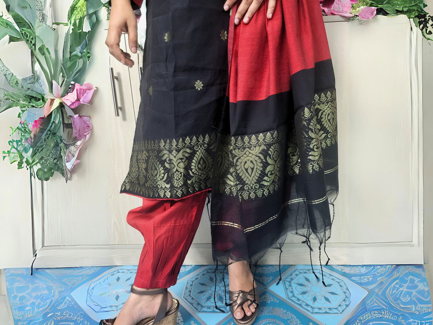 হাফ সিল্ক জামদানি তাঁত কাজের সালোয়ার কামিজ-ব্ল্যাক+রেড মিক্স কালার - China To BD Web