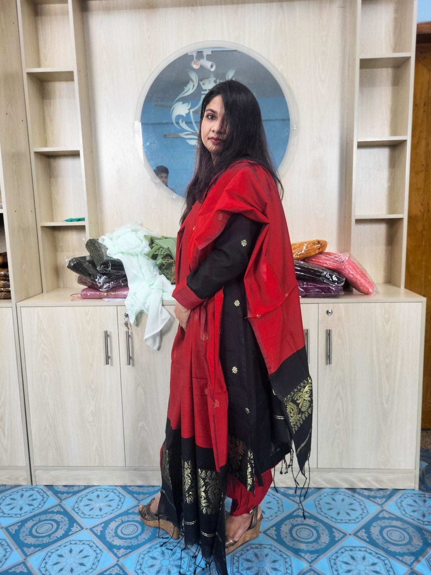 হাফ সিল্ক জামদানি তাঁত কাজের সালোয়ার কামিজ-ব্ল্যাক+রেড মিক্স কালার - China To BD Web